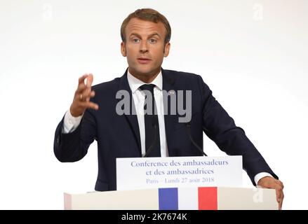 Le président français Emmanuel Macron prononce un discours lors de la conférence annuelle des ambassadeurs français à l'Elysée Palace à Paris, France, le 27 août 2018. Banque D'Images