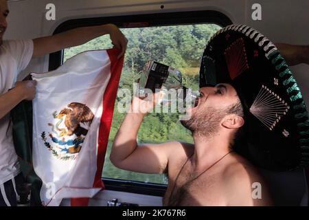 Football - coupe du monde 2018. Un fan mexicain prend le train et boit de la tequila au restaurant du train après le match du groupe F - Corée du Sud contre le Mexique - Rostov Arena, Rostov-on-Don, Russie - 23 juin 2018 Banque D'Images