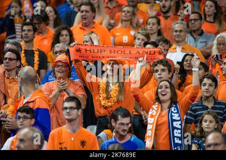 Les supporters néerlandais lors de la Ligue des Nations de l'UEFA se disputent la France contre la Hollande sur 9 septembre 2018 au Stade de France à Saint Denis. Banque D'Images