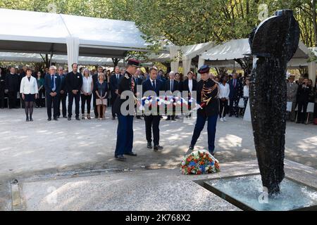 Le président français Emmanuel Macron dépose une couronne. Le président français Emmanuel Macron et Brigitte Macron assistent à une cérémonie nationale pour rendre hommage aux victimes du terrorisme. Paris, FRANCE-19/09/2018 Banque D'Images