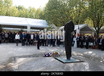 Le président français Emmanuel Macron dépose une couronne. Le président français Emmanuel Macron et Brigitte Macron assistent à une cérémonie nationale pour rendre hommage aux victimes du terrorisme. Paris, FRANCE-19/09/2018 Banque D'Images