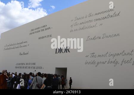 ©Pierre Teyssot/MAXPPP ; invités arrivée au salon de mode Christian Dior lors de la semaine de mode de Paris vêtements pour femmes Printemps 2019, à Paris, France, sur 24 septembre 2018. Photo : entrée Dior du spectacle © Pierre Teyssot / Maxppp *** Légende locale *** Banque D'Images