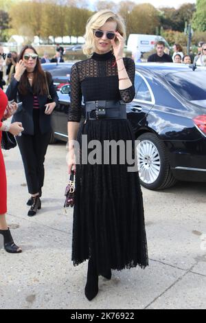 ©Pierre Teyssot/MAXPPP ; invités arrivée au salon de mode Christian Dior lors de la semaine de mode de Paris vêtements pour femmes Printemps 2019, à Paris, France, sur 24 septembre 2018. Photo : EVA Herzigova © Pierre Teyssot / Maxppp *** Légende locale *** Banque D'Images