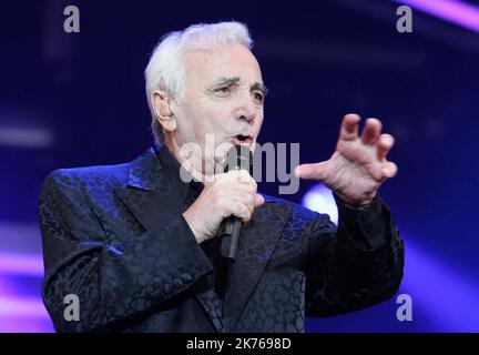 Festival des Old Plouws Charles Aznavour concert. Selon un porte-parole, le chanteur et compositeur français Charles Aznavour est décédé à 94 ans après une carrière de plus de 80 ans. L'interprète français et arménien a vendu plus de 180 millions de disques. Banque D'Images