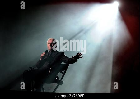 CHARLES AZNAVOUR EN CONCERT À LA HALLE TONY GARNIER À LYON LE 1 DÉCEMBRE 2011 le chanteur et compositeur français Charles Aznavour est décédé à 94 ans après une carrière de plus de 80 ans, a déclaré un porte-parole. L'interprète français et arménien a vendu plus de 180 millions de disques. Banque D'Images