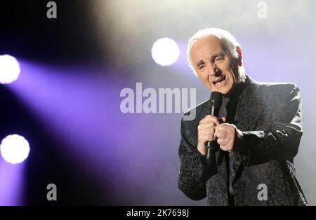 Concert de Charles Aznavour lors du festival de la Foire aux vins de Colmar. Selon un porte-parole, le chanteur et compositeur français Charles Aznavour est décédé à 94 ans après une carrière de plus de 80 ans. L'interprète français et arménien a vendu plus de 180 millions de disques. Banque D'Images