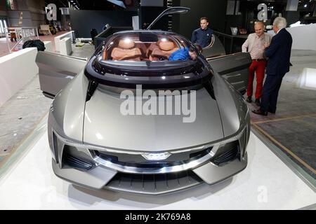 Giorgetto Giugiaro . Concepteur italien . Avec son prototype Sibylla . - Paris, France, octobre 1st 2018 - Evénement à la veille du premier jour de presse du salon de l'automobile de Paris. Banque D'Images