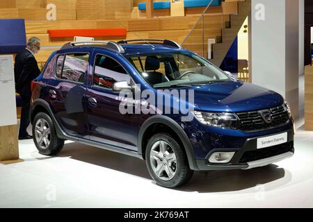 Dacia Sandero Stepway . - Paris, France, octobre 2nd 2018 - le premier jour de presse du salon de l'automobile de Paris. Banque D'Images