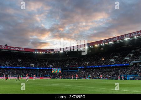 Ambiance lors du match de la Ligue des champions de l'UEFA entre Paris Saint Germain et l'étoile rouge de Belgrade au Parc des Princes, à Paris, France, 3 octobre 2018. . Banque D'Images