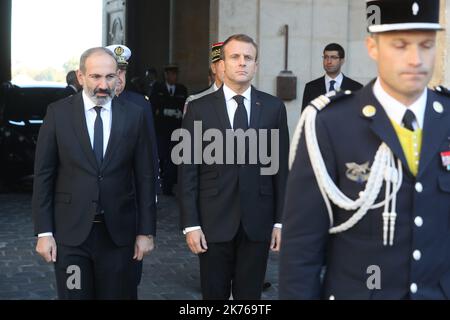 Le président français Emmanuel Macron assiste aux funérailles de feu le chanteur Charles Aznavour. Banque D'Images