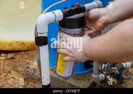 Le remplacement du filtre à eau est effectué par des professionnels afin de garantir que l'eau reste propre à l'extérieur de la maison Banque D'Images