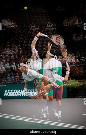 (NOTE AUX ÉDITEURS : plusieurs expositions ont été combinées dans la caméra pour produire cette image.) Kei Nishikori du Japon sert contre Adrian Mannarino de France pendant le jour 2 des maîtres Rolex Paris qui se sont tenus à l'arène AccorHotels à 31 octobre 2018 à Paris, France. Banque D'Images