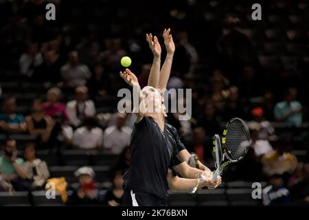 (NOTE AUX ÉDITEURS : plusieurs expositions ont été combinées dans la caméra pour produire cette image.) Adrian Mannarino, de France, sert contre Kei Nishikori, du Japon, au cours du 2 e jour des maîtres Rolex de Paris qui se sont tenus à l'arène AccorHotels de 31 octobre 2018 à Paris, en France. Banque D'Images