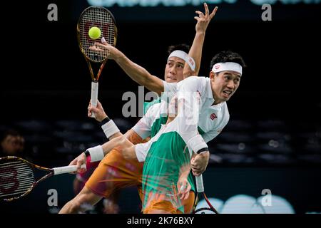 (NOTE AUX ÉDITEURS : plusieurs expositions ont été combinées dans la caméra pour produire cette image.) Kei Nishikori du Japon sert contre Adrian Mannarino de France pendant le jour 2 des maîtres Rolex Paris qui se sont tenus à l'arène AccorHotels à 31 octobre 2018 à Paris, France. Banque D'Images