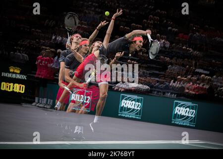 (NOTE AUX ÉDITEURS : plusieurs expositions ont été combinées dans la caméra pour produire cette image.) Alexandre Zverev d'Allemagne sert contre Frances Tiafoe des Etats-Unis pendant le jour 2 du Rolex Paris Masters tenu à l'arène AccorHotels sur 31 octobre 2018 à Paris, France. Banque D'Images