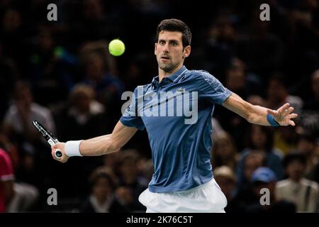 Novac Djokovic de Serbie joue un front contre Dmir Dzumhur de Bosnie-Herzégovine pendant le jour 3 des maîtres Rolex de Paris qui se sont tenus à l'arène AccorHotels de 1 novembre 2018 à Paris, France. Banque D'Images