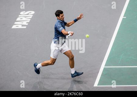 Novac Djokovic de Serbie joue un front contre Dmir Dzumhur de Bosnie-Herzégovine pendant le jour 3 des maîtres Rolex de Paris qui se sont tenus à l'arène AccorHotels de 1 novembre 2018 à Paris, France. Banque D'Images