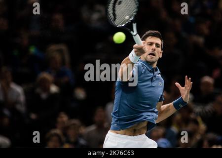 Novac Djokovic de Serbie joue un front contre Dmir Dzumhur de Bosnie-Herzégovine pendant le jour 3 des maîtres Rolex de Paris qui se sont tenus à l'arène AccorHotels de 1 novembre 2018 à Paris, France. Banque D'Images