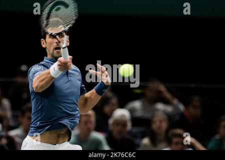 Novac Djokovic de Serbie joue un front contre Dmir Dzumhur de Bosnie-Herzégovine pendant le jour 3 des maîtres Rolex de Paris qui se sont tenus à l'arène AccorHotels de 1 novembre 2018 à Paris, France. Banque D'Images