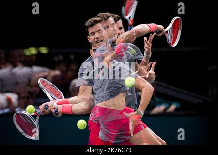 (NOTE AUX ÉDITEURS : plusieurs expositions ont été combinées dans la caméra pour produire cette image.) Aurélien Morissard / IP3; Dominic Thiem d'Autriche joue un front contre Borna Coric de Croatie au cours du jour 3 des maîtres Rolex de Paris qui se tiennent à l'arène AccorHotels de 1 novembre 2018 à Paris, France. Banque D'Images