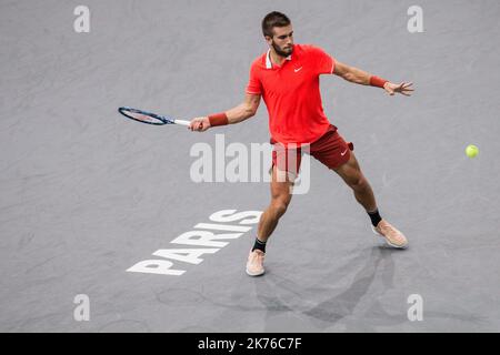 Aurélien Morissard / IP3; Borna Crique de Croatie joue un front contre Dominic Thiem d'Autriche pendant le jour 3 des maîtres Rolex de Paris qui se tiennent à l'arène AccorHotels de 1 novembre 2018 à Paris, France. Banque D'Images