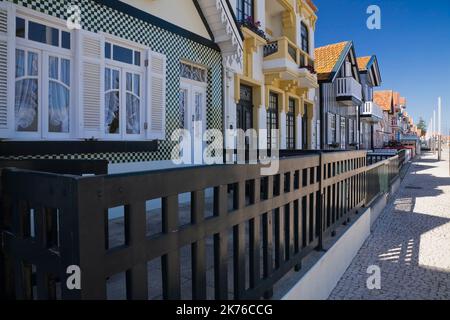 Les maisons colorées de Costa Nova, Aveiro, Portugal. Banque D'Images