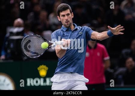 Novac Djokovic de Serbie joue un front contre Karen Khaschanov de Russie lors de la finale des maîtres Rolex Paris 1000 qui s'est tenue à l'arène AccorHotels de 4 novembre 2018 à Paris, France. Banque D'Images