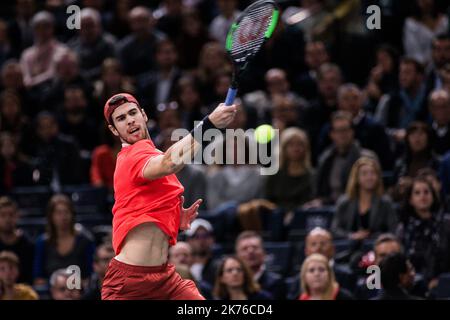 Karen Khaschanov, de Russie, joue un front contre Novac Djokovic, de Serbie, lors de la finale des maîtres Rolex Paris 1000 qui s'est tenue à l'arène AccorHotels de 4 novembre 2018 à Paris, France. Banque D'Images