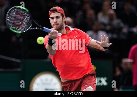 Karen Khaschanov, de Russie, joue un front contre Novac Djokovic, de Serbie, lors de la finale des maîtres Rolex Paris 1000 qui s'est tenue à l'arène AccorHotels de 4 novembre 2018 à Paris, France. Banque D'Images