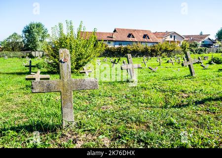 L'ancien cimetière militaire de Tranžament, Petrovaradin. Une vue panoramique de l'ancien identique, négligé béton graveestone croix de l'armée ce Banque D'Images