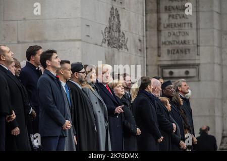 Le président AMÉRICAIN Donald Trump, la chancelière allemande Angela Merkel, le président français Emmanuel Macron, accompagné de nombreux dignitaires étrangers, assistent à une cérémonie à l'Arc de Triomphe de Paris sur 11 novembre 2018 dans le cadre des commémorations marquant le 100th anniversaire de l'armistice du 11 novembre 1918, Mettre fin à la première Guerre mondiale Banque D'Images