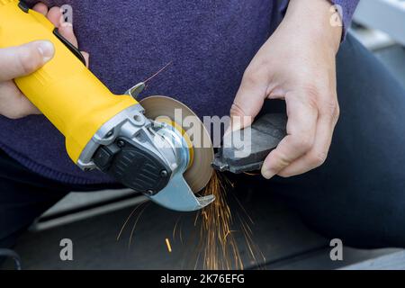 Dans un centre d'entretien de voiture, le mécanicien remplace le système de plaquettes de frein par de nouveaux Banque D'Images