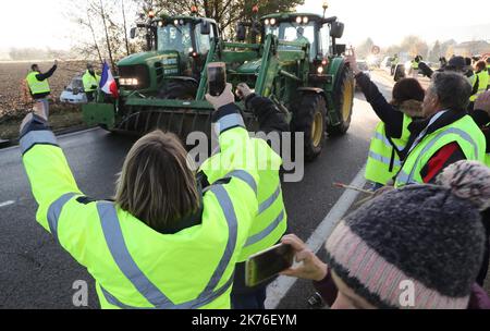 Démonstration de gilets jaunes. Opération « sans frais » à la sortie 7 de la A43 entre Bourgoin Jallieu et l'Isle d'Abeau Banque D'Images