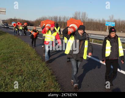 Démonstration de gilets jaunes. Opération « sans frais » à la sortie 7 de la A43 entre Bourgoin Jallieu et l'Isle d'Abeau Banque D'Images