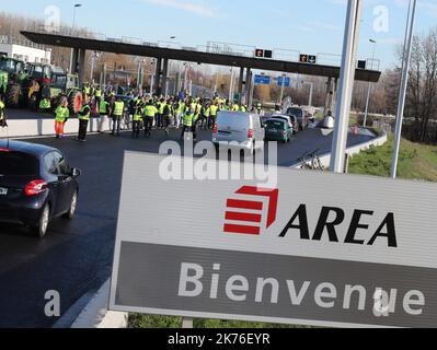 Démonstration de gilets jaunes. Opération « sans frais » à la sortie 7 de la A43 entre Bourgoin Jallieu et l'Isle d'Abeau Banque D'Images