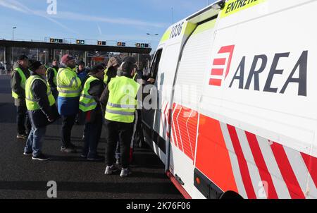 Démonstration de gilets jaunes. Opération « sans frais » à la sortie 7 de la A43 entre Bourgoin Jallieu et l'Isle d'Abeau Banque D'Images