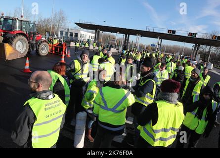 Démonstration de gilets jaunes. Opération « sans frais » à la sortie 7 de la A43 entre Bourgoin Jallieu et l'Isle d'Abeau Banque D'Images