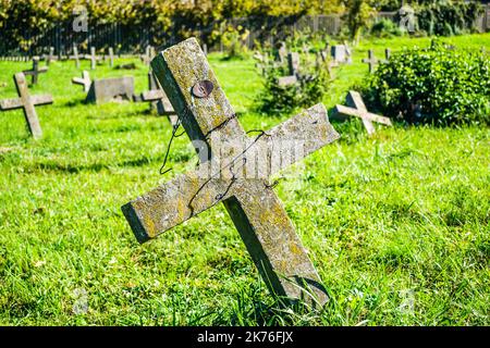 L'ancien cimetière militaire de Tranžament, Petrovaradin. Une vue panoramique de l'ancien identique, négligé béton graveestone croix de l'armée ce Banque D'Images