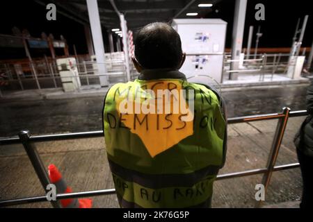 Démonstration de gilets jaunes et blocage ou ralentissement de la circulation automobile Banque D'Images