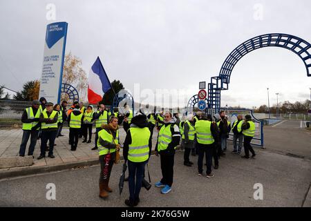 Démonstration de gilets jaunes et blocage ou ralentissement de la circulation automobile Banque D'Images