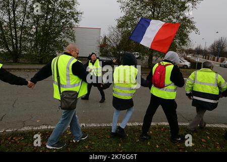 Démonstration de gilets jaunes et blocage ou ralentissement de la circulation automobile Banque D'Images