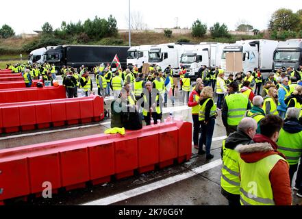 Démonstration de gilets jaunes et blocage ou ralentissement de la circulation automobile Banque D'Images