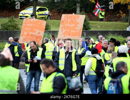 Démonstration de gilets jaunes et blocage ou ralentissement de la circulation automobile Banque D'Images