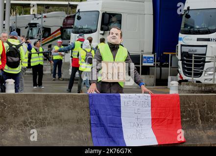 Démonstration de gilets jaunes et blocage ou ralentissement de la circulation automobile Banque D'Images