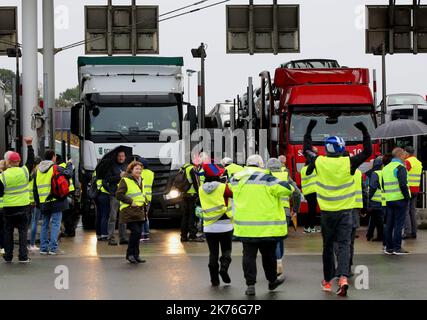 Démonstration de gilets jaunes et blocage ou ralentissement de la circulation automobile Banque D'Images