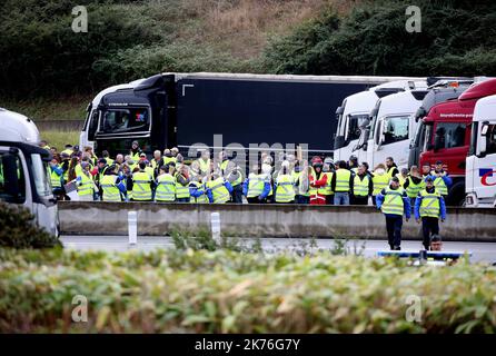 Démonstration de gilets jaunes et blocage ou ralentissement de la circulation automobile Banque D'Images