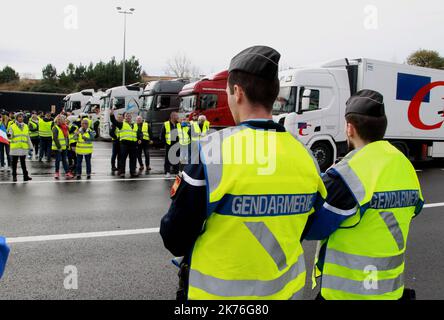 Démonstration de gilets jaunes et blocage ou ralentissement de la circulation automobile Banque D'Images