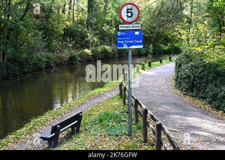 Une limite de vitesse sur la piste de remorquage le long du canal de Peak Forest, menant à une maison privée près de Disney, Cheshire Banque D'Images