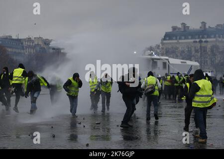 Les manifestants s'opposent à la police anti-émeute lors d'une manifestation « Yellow Vest » à Paris, en France. Le troisième rassemblement « Yellow Vest » (gilets jaunes) à Paris au sujet de l'augmentation des taxes sur le carburant et du leadership au sein du gouvernement a aujourd'hui provoqué plus de 260 arrestations dans la ville, faisant état de blessures aux manifestants et aux forces de sécurité dues à des violences qui ont irruiné suite aux affrontements Banque D'Images