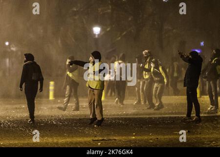 Les manifestants s'opposent à la police anti-émeute lors d'une manifestation « Yellow Vest » à Paris, en France. Le troisième rassemblement « Yellow Vest » (gilets jaunes) à Paris au sujet de l'augmentation des taxes sur le carburant et du leadership au sein du gouvernement a aujourd'hui provoqué plus de 260 arrestations dans la ville, faisant état de blessures aux manifestants et aux forces de sécurité dues à des violences qui ont irruiné suite aux affrontements Banque D'Images